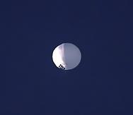 Un globo de gran altitud flota sobre Billings, Montana, el miércoles 1 de febrero de 2023.