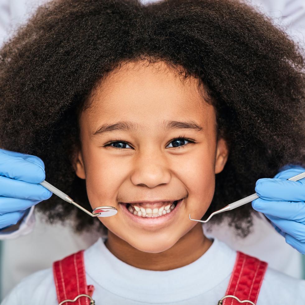 Cuidar los dientes de tu hijo o hija es importantísimo para su salud oral durante la niñez y en la adultez.