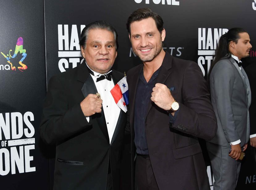 El veterano boxeador junto a Edgar Ramírez, actor que le da vida en la película. (AP)