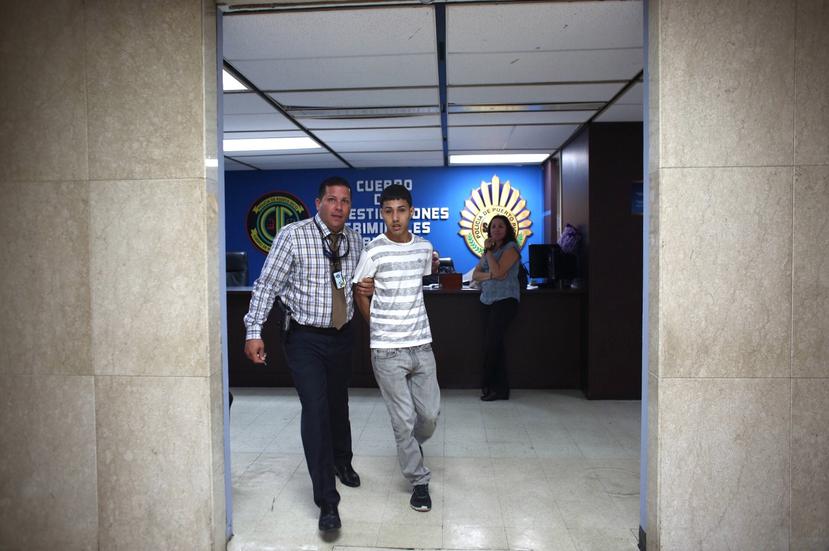 Uno de los detenidos fue identificado como Eric Latorre Rivera, de 22 años, y quien fue arrestado en el residencial Villa del Rey, en Caguas.