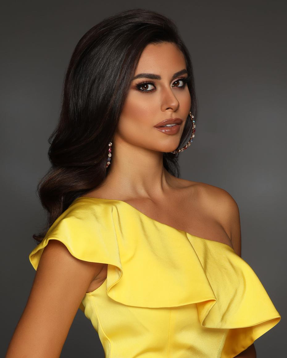 Miss World Puerto Rico 2021, Aryam Díaz, de 23 años. Estudia periodismo, trabaja como presentadora de televisión y modelo. Disfruta de escribir poesía, y contar historias, leer y viajar alrededor de Puerto Rico.