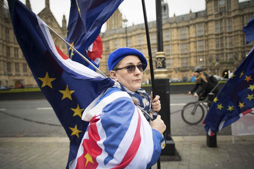 Manifestantes contrarios al Brexit protestan en el exterior del Parlamento británico en Londres, el 6 de diciembre de 2018. (Stefan Rousseau/PA via AP)