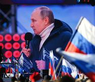 El presidente ruso, Vladimir Putin, se muestra en una pantalla gigante mientras pronuncia su discurso en el concierto que marca el octavo aniversario del referéndum sobre el estatus estatal de Crimea y Sebastopol y su reunificación con Rusia, en Moscú, Rusia, el 18 de marzo de 2022.