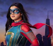 Iman Vellani interpreta a "Kamala Khan", quien al adquirir súper poderes se convierte en Ms Marvel.