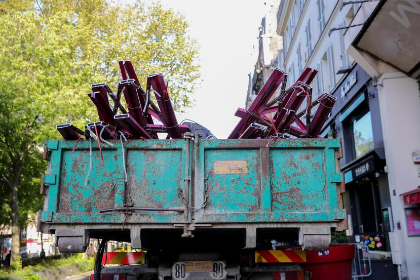 Las aspas del Moulin Rouge recogidas en un camión en París.