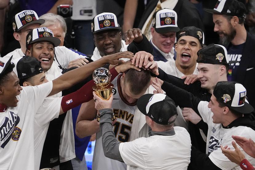 El pívot de los Nuggets de Denver Nikola Jokic recibe palmadas en la cabeza tras recibir el trofeo de MVP de las finales de conferencia al superar a los Lakers de Los Ángeles para completar la barrida en cuatro partidos.