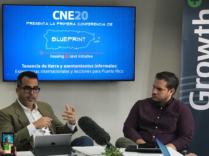 Desde la izquierda, Deepak Lamba Nieves, director de investigación del Centro para una Nueva Economía (CNE), y Raúl Santiago Bartolomei , investigador asociado del CNE, durante la mesa redonda de ayer. (Suministrada)