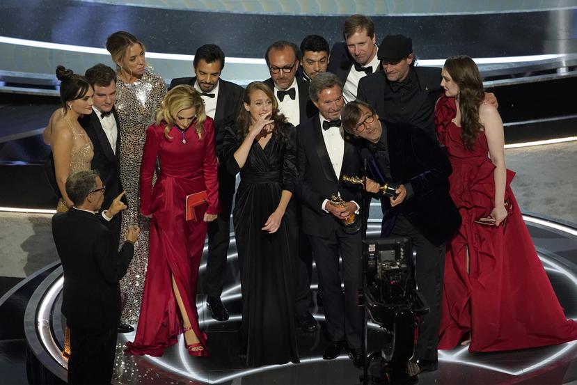 El elenco y el equipo de producción de la película "CODA" aceptó el premio a mejor película en la ceremonia de los premios Oscar, celebra el 27 de marzo de 2022 en Los Ángeles.