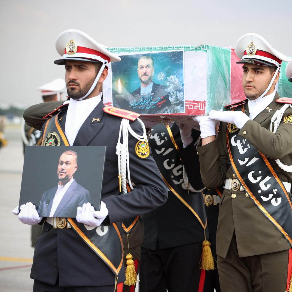 Una fotografía proporcionada por la Oficina Presidencial iraní muestra a soldados iraníes llevando el ataúd del difunto ministro de Asuntos Exteriores Hossein Amir-Abdollahian a su llegada al aeropuerto de Mehr Abad en Teherán, Irán, el martes.