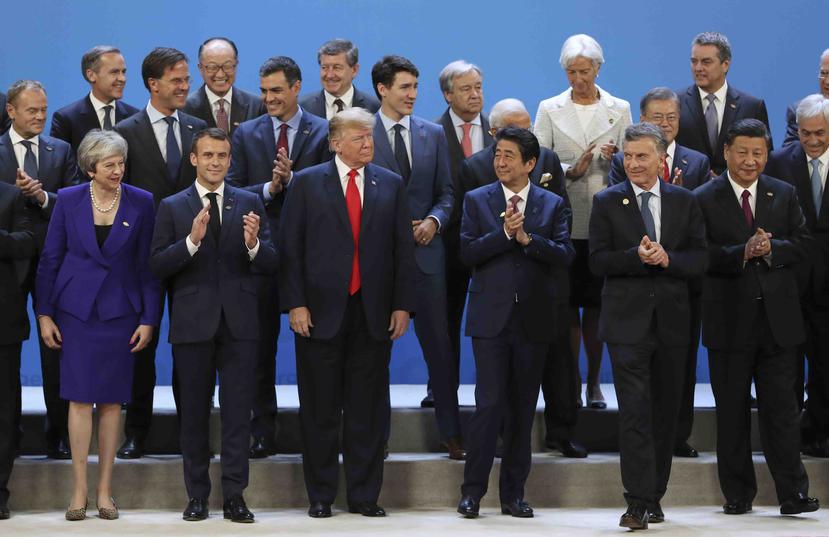 Líderes del G20 se toman una foto de familia al inicio de la cumbre en el Centro Costa Salguero, en Buenos Aires. (AP)