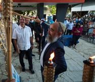 El rabino Mendel Zarchi exhortó, en el último día de Hanukkah, a dar pequeños pasos para ser una fuerza positiva en el mundo. Zarchi iluminó una de las velas del "menorah", mientras lo observaba el gobernador Pedro Pierluisi.