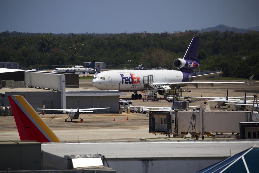 FedEx comenzó hace 40 años a operar en Puerto Rico con diez empleados; ahora cuenta con unos 500 trabajadores, una flota de 200 vehículos y opera cuatro vuelos diarios en San Juan.