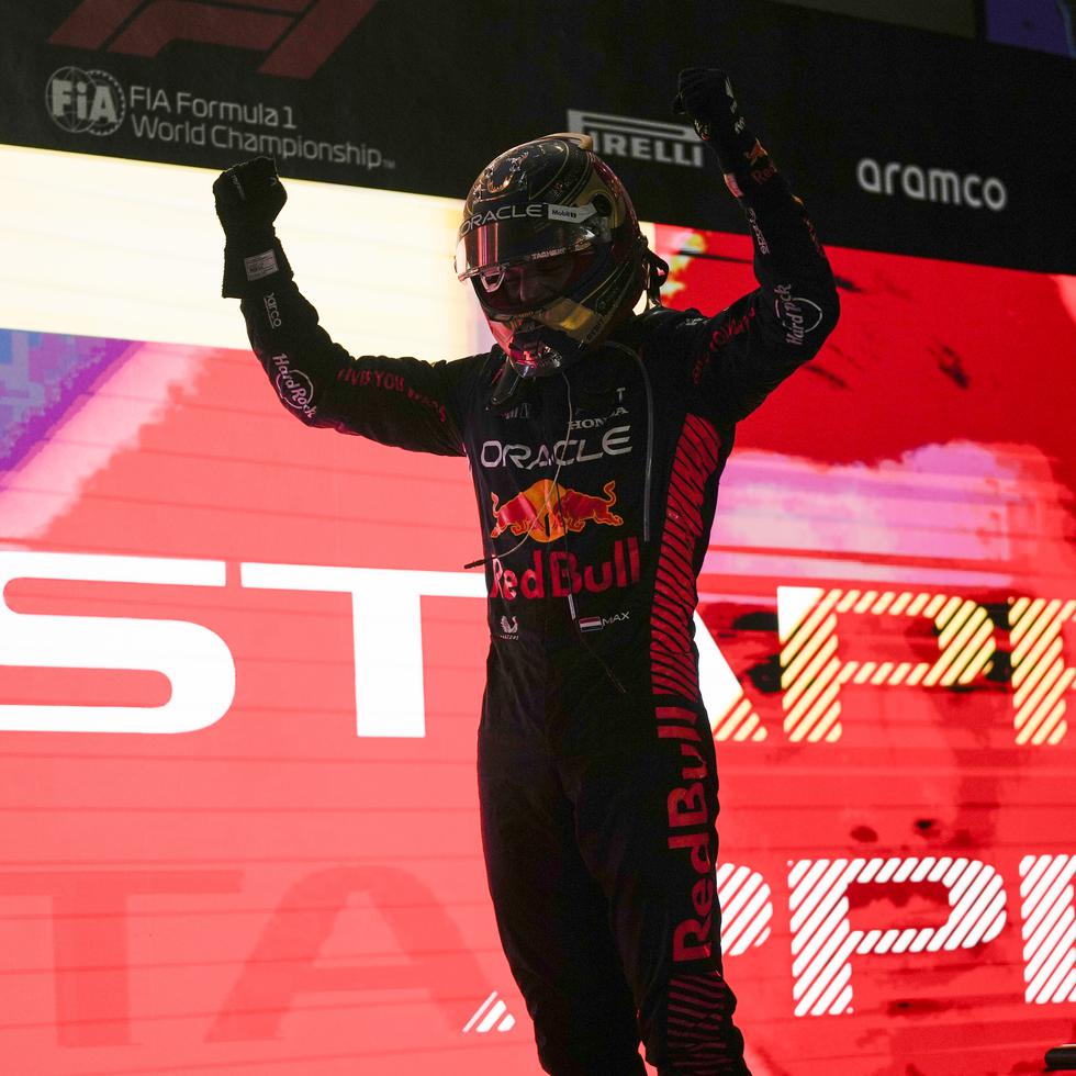 Max Verstappen celebra después de ganar el Gran Premio de Catar en el Circuito Internacional de Losail.