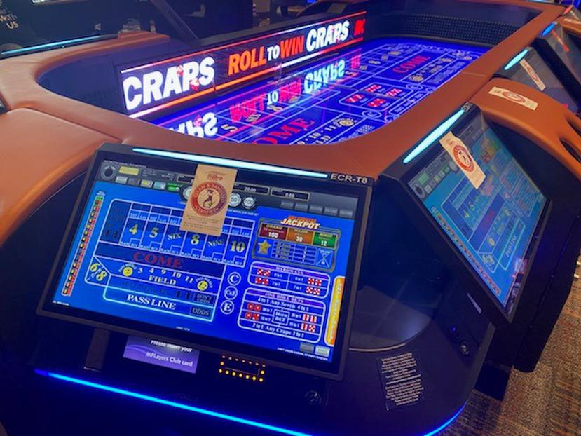 “Roll to Win Craps” tiene diez terminales  a su alrededor, en donde cada jugador hace su apuesta, la que se refleja en la superficie de la mesa, que es una pantalla.