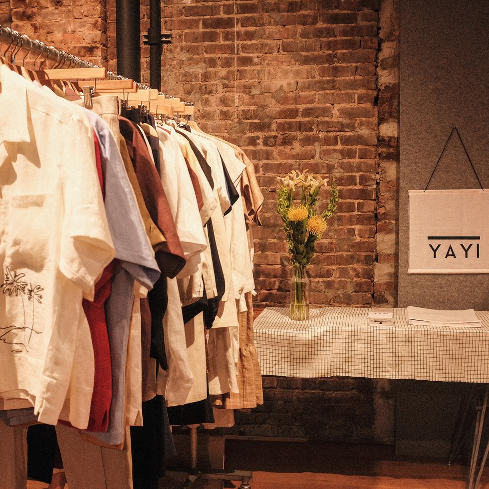 La creadora de la marca Yayi destacó que la confección a mano y la manufactura local siguiendo técnicas de sastrería son importantes aspectos de su misión empresarial. 