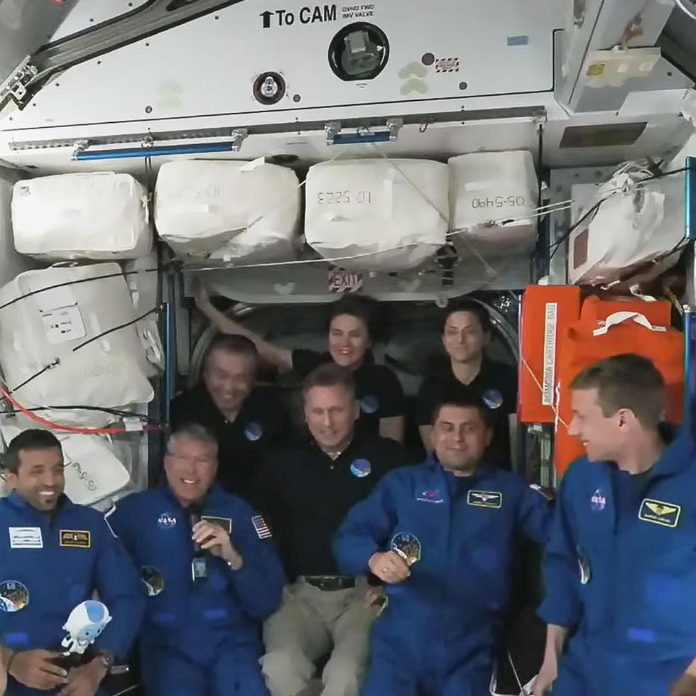Captura de vídeo cedida por NASA TV donde aparecen los cuatro miembros de SpaceX Crew-6 junto con los siete miembros de la tripulación de la Expedición 68 a bordo de la estación espacial que expandió su población a 11. EFE/NASA TV
