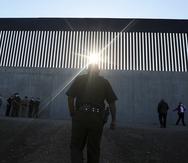 Un agente de la Patrulla Fronteriza de Estados Unidos camina hacia el muro fronterizo en McAllen, Texas, el 29 de octubre de 2020.