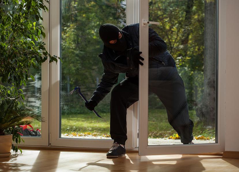 Los robos domiciliarios continún siendo alarmantes, por lo que asegurar apropiadamente la residencia es prioridad. (Shutterstock)