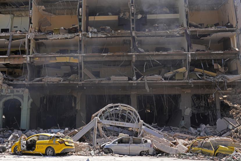 Habitaciones del Hotel Saratoga, de cinco estrellas, vistas desde la calle tras una explosión letal en el edificio.