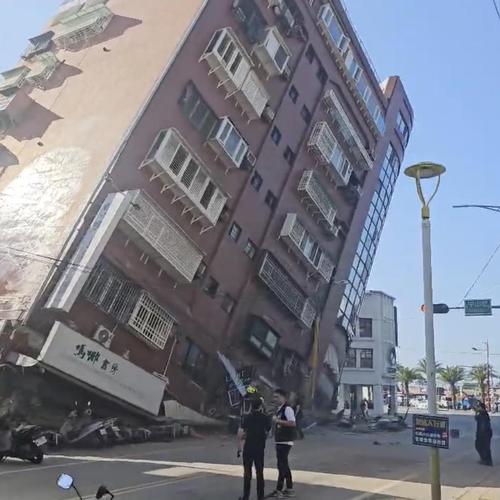 A pesar de que el terremoto del miércoles, con epicentro a 11 millas al suroeste de la ciudad de Hualien, al este de Taiwán, fue de gran intensidad, hasta el momento solo se han reportado 5 víctimas fatales.