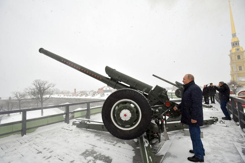 El presidente ruso Vladimir Putin dispara un cañón en la Fortaleza Petropavlovsky en San Petersburgo, Rusia. (Kremlin Pool vía AP)