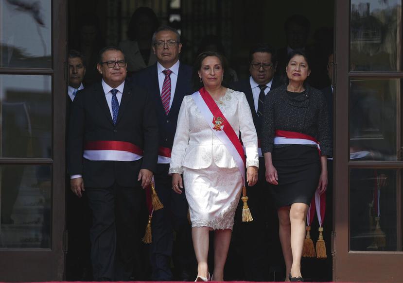 La presidenta de Perú, Dina Boluarte, y sus recién nombrados ministros posan para una foto grupal después de la ceremonia de juramentación en el palacio de gobierno en Lima, Perú, el sábado 10 de diciembre de 2022.