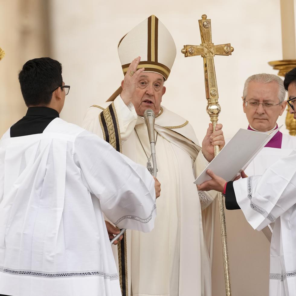 El Vaticano dijo que unas 30,000 personas habían asistido a la misa del Domingo de Pascua en la plaza San Pedro, presidida por el papa Francisco.