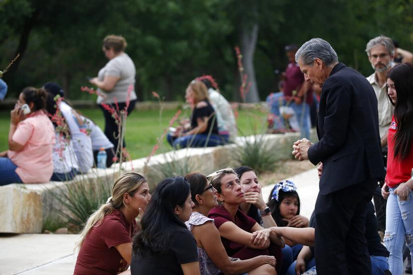 El arzobispo de San Antonio, Gustavo García-Siller, a la derecha, consuela a las familias afuera del Centro Cívico luego del tiroteo mortal en la Escuela Primaria Robb en Uvalde, Texas, el 24 de mayo de 2022.