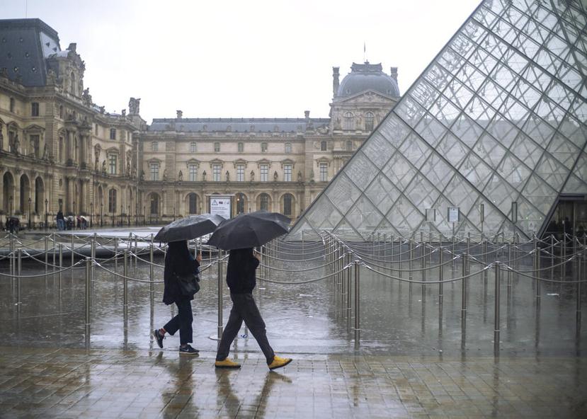Las autoridades francesas cerraron el museo ayer debido a temores por el coronavirus. (AP)