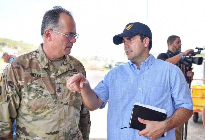 El gobernador Ricardo Rosselló junto al general de brigada José J. Reyes. (Suministrada)