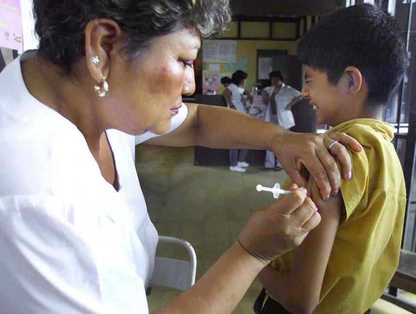 Una enfermera vacuna a un niño. (GFR Media)