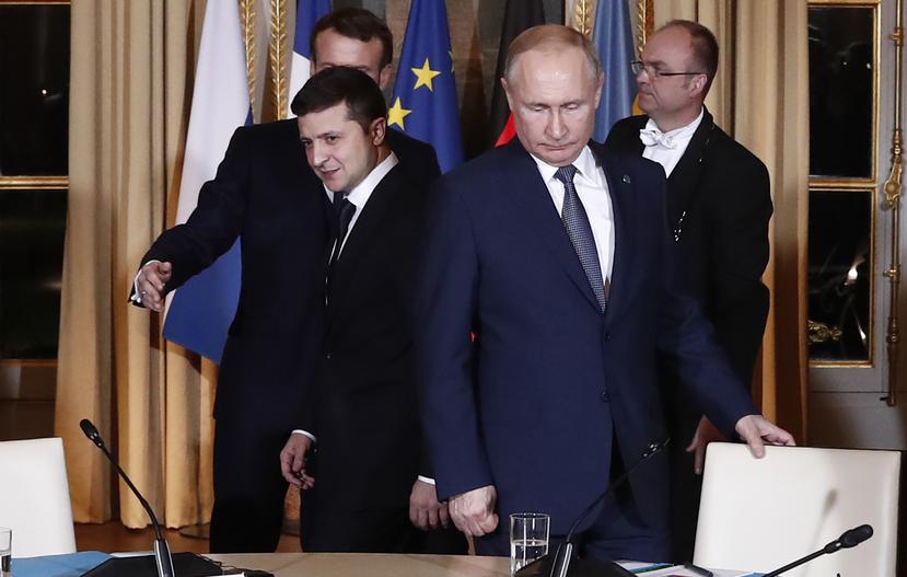 El presidente ucraniano Volodymyr Zelensky, izquierda, y su homólogo ruso Vladimir Putin, hoy en conflicto, durante una reunión en París, el 9 de diciembre de 2019.