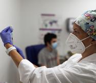 Un estudiante se vacuna en un centro de vacunación de Madrid este miércoles. EFE/Rodrigo Jiménez
