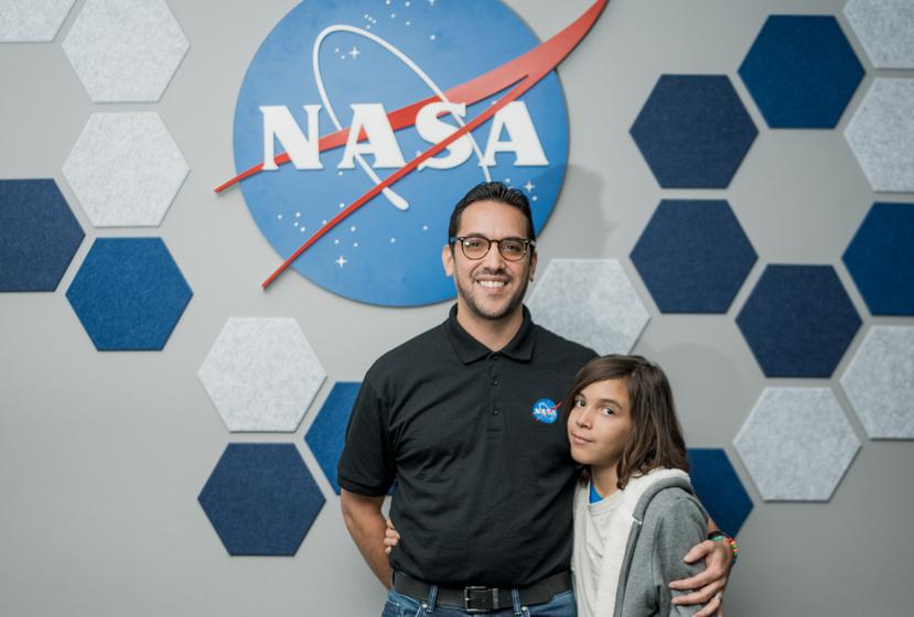 El ingeniero eléctrico de la NASA, el puertorriqueño Emmanuel Hernández, aquí junto a su hijo.