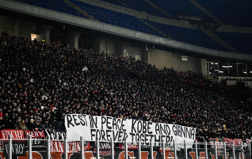 Una manta con la leyenda "Descanse en paz Kobe y Gianna, siempre juntos" fue expuesta en el duelo del Milan ante el Torino el martes 28 de enero del 2020.  (Marco Alpozzi/Lapresse via AP)