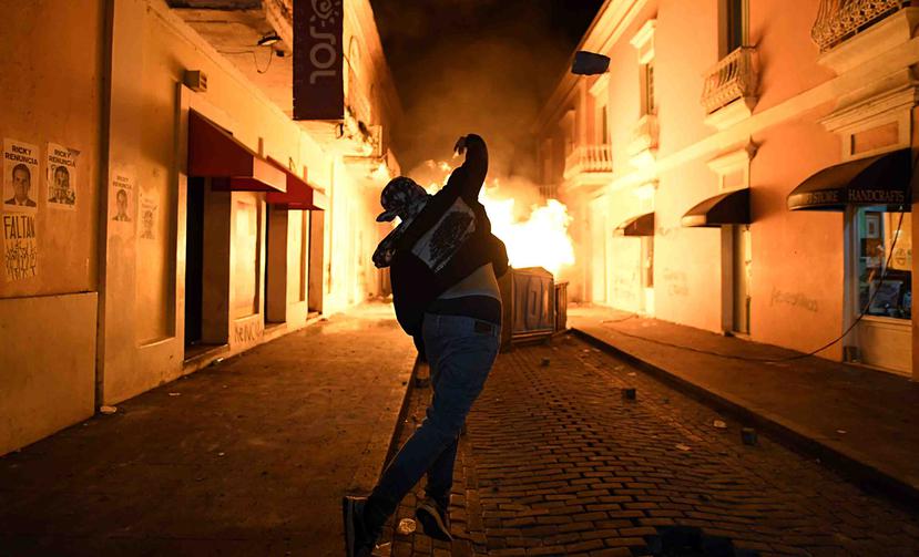 Un zafacón se quema en una de las calles del Viejo San Juan.