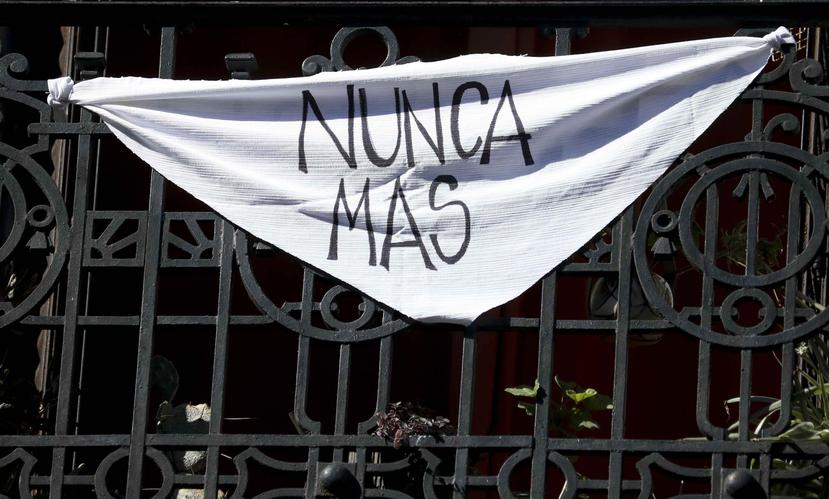 Un pañuelo blanco con el mensaje en español: "Nunca más" cuelga de un balcón en Buenos Aires, Argentina, el martes 24 de marzo de 2020. (AP)