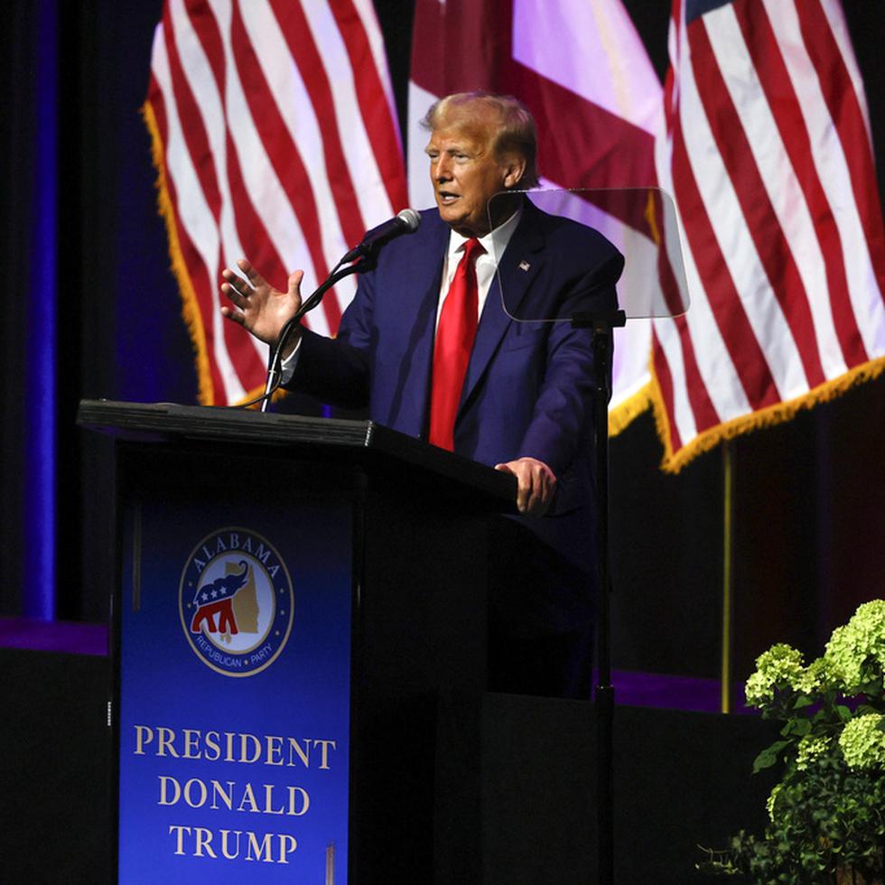 El expresidente Donald Trump pronuncia un discurso durante un acto de recaudación de fondos para el Partido Republicano de Alabama, el viernes 4 de agosto de 2023, en Montgomery, Alabama. (AP Foto/Butch Dill)