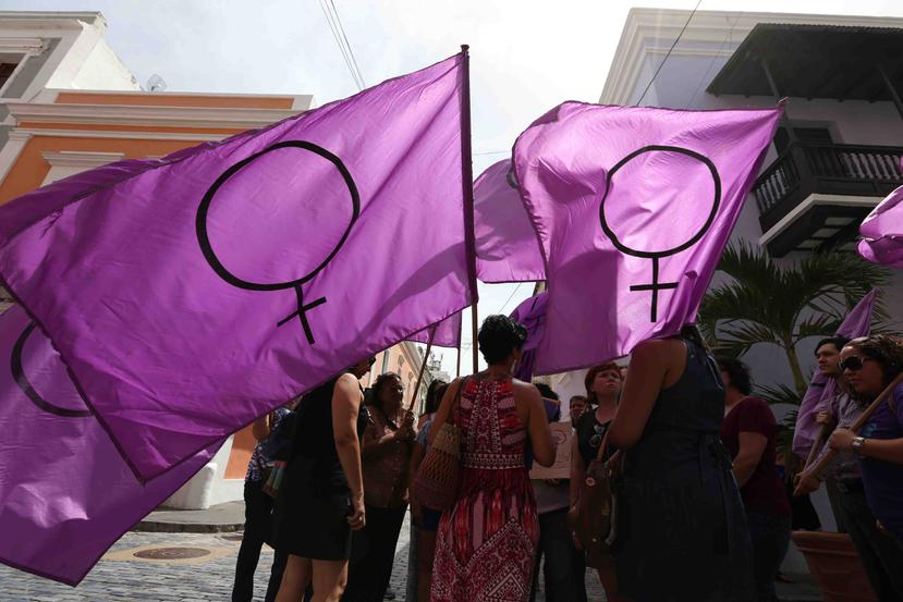 La bandera color violeta es un símbolo de solidaridad con las sobrevivientes de violencia. (GFR Media)