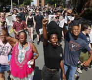Manifestantes camina en las calles de Charlottesville. (AP)