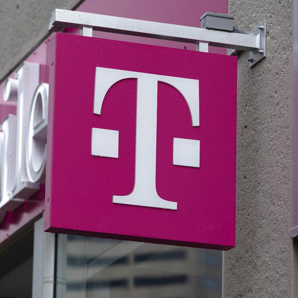 El logo de la empresa de telefonía móvil T-Mobile es visto afuera de una tienda en Boston, el 14 de octubre de 2022.