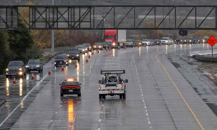 En la imagen, las autoridades desvían el tráfico en la Interstatal 5 en Castaic, California, tras el cierre de la carretera por una nevada más al norte, en Tejon Pass, el 14 de enero de 2019. (Hans Gutknecht/The Orange County Register via AP)