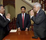 En esta foto distribuida por la presidencia de Sri Lanka, el presidente interino Ranil Wickremesinghe, derecha, saluda al presidente de la Corte Suprema, Jayantha Jayasuriya durante la ceremonia de juramentación en Colombo, Sri Lanka, viernes 15 de julio de 2022.