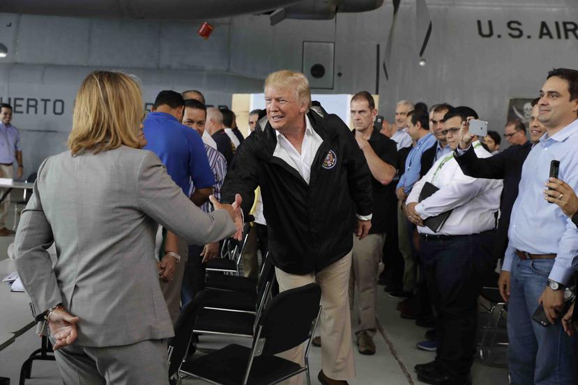 Donald Trump a su llegada a la base Muñiz saludó a la alcaldesa de San Juan, Carmen Yulín Cruz.  (AP / Evan Vucci)
