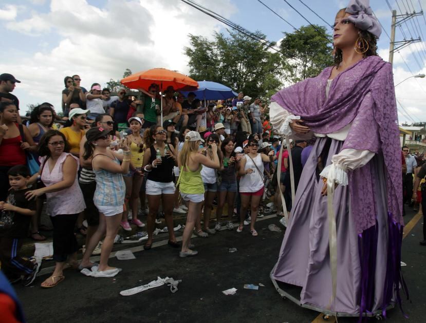 La Titina, que representa a la jíbara que se engalanaba para asistir a las fiestas del pueblo, es uno de los personajes que desfilan en el Festival de la Novilla. (GFR Media)