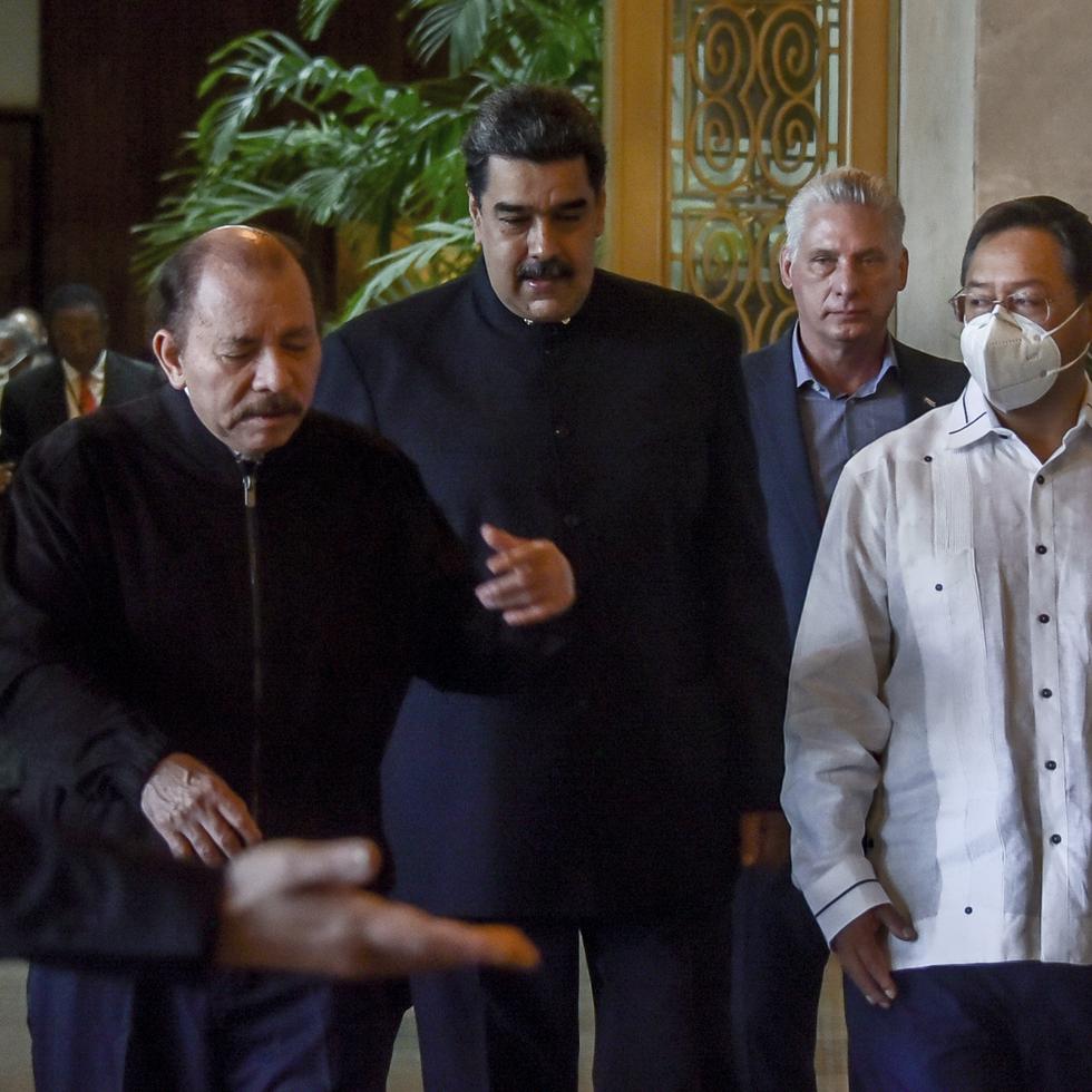 De izquierda a derecha el presidente de Nicaragua, Daniel Ortega; el presidente de Venezuela, Nicolás Maduro; el presidente de Cuba, Miguel Díaz-Canel, y el presidente de Bolivia, Luis Arce, caminan juntos durante la Cumbre del ALBA en el Palacio de la Revolución en La Habana, Cuba.