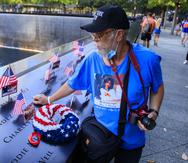 Puerto Rican Robert Mulero pays tribute to his cousin María Isabel Ramírez at the September 11, 2001 memorial in Lower Manhattan.