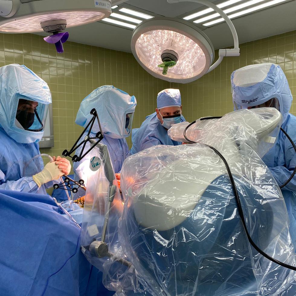 La innovadora tecnología única permite a los cirujanos ejecutar un plan personalizado para cada paciente y determinar con precisión el largo de la extremidad a intervenir y el tamaño de los implantes que se colocarán.