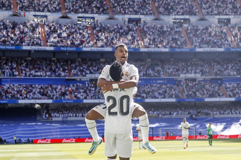 Vinicius Junior celebra con Rodrygo el gol para abrir el marcador en el partido entre el Real Madrid y el Real Betis.