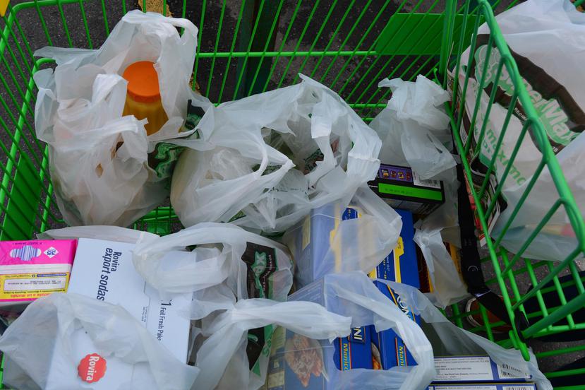 Por disposición de ley, los comercios deben establecer programas de reciclaje de bolsas plásticas en coordinación con la Autoridad de Desperdicios Sólidos. (GFR Media)